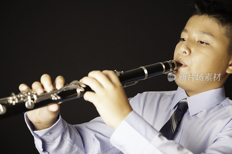 男孩演奏单簧管