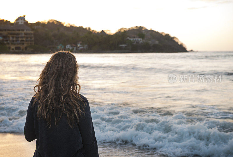 30多岁的加拿大女人在墨西哥看海洋Sayulita