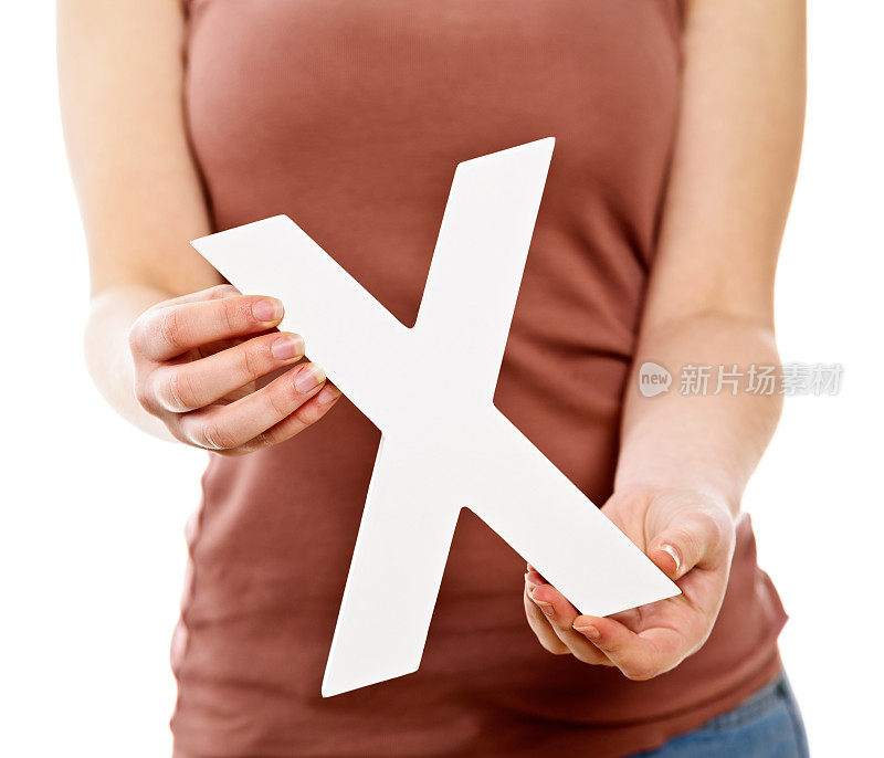 年轻女性的手拿着大裁剪的字母X