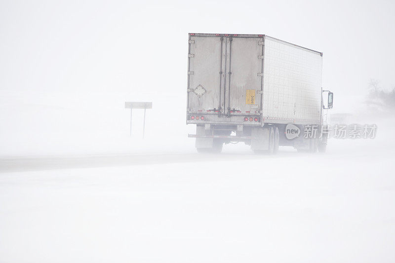 高速公路上有暴风雪