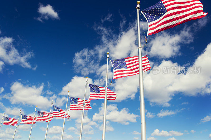 华盛顿特区，美国国旗排成一排