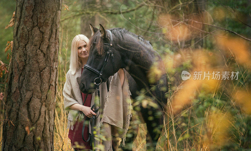 森林里骑着马的女孩