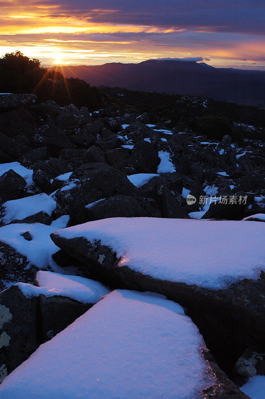 岩石上的黄昏雪
