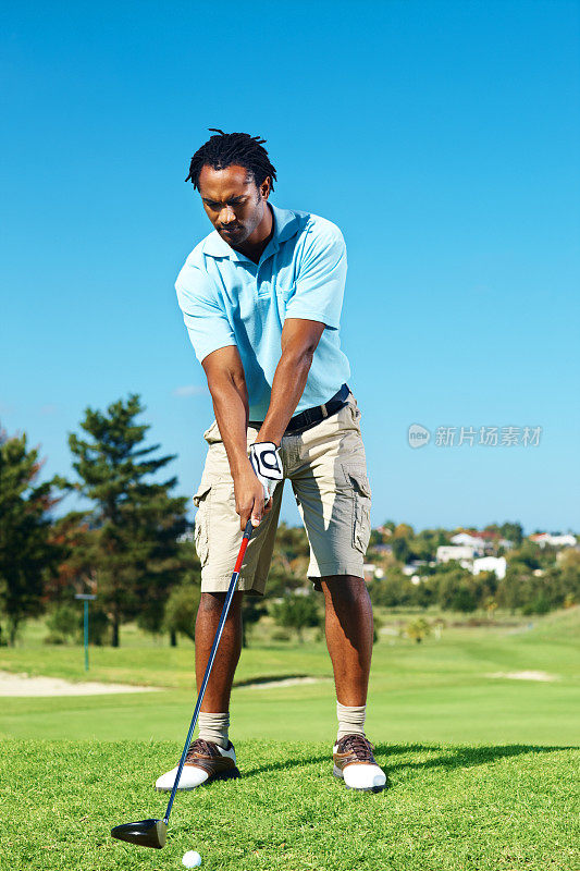 非裔美国高尔夫球手准备开球