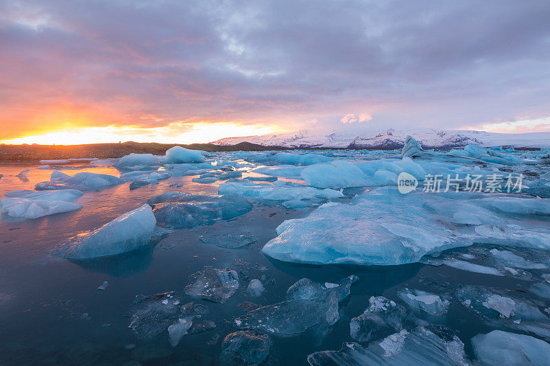 冰山在Jokulsarlon礁湖日出