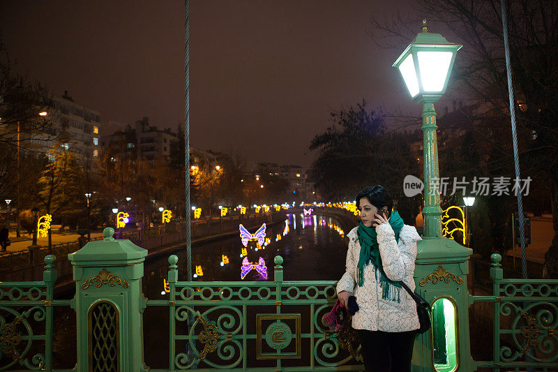 桥上的女孩拥有完美的夜景