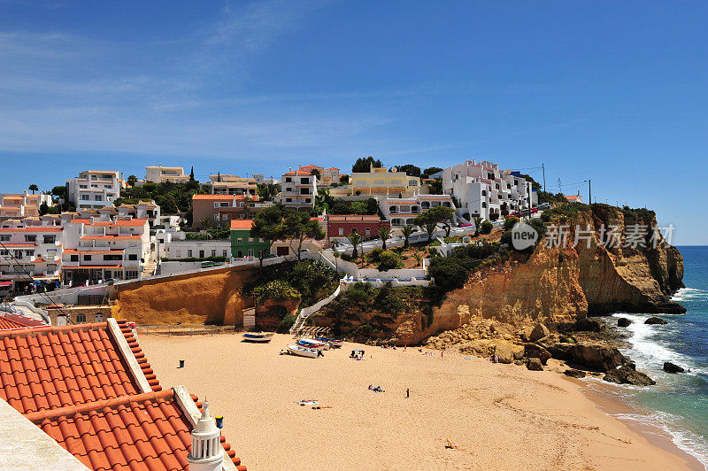 葡萄牙阿尔加维的卡沃埃罗宽阔的沙滩海湾。