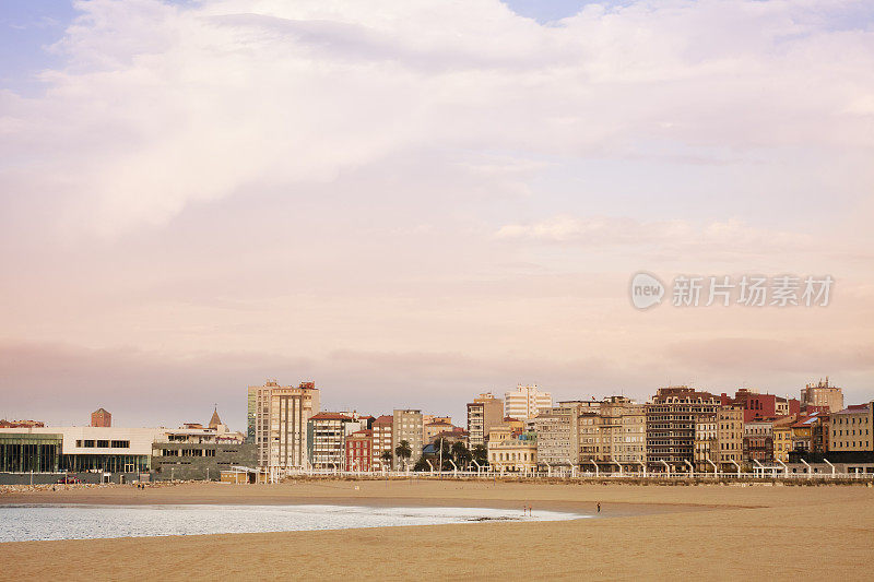 波尼恩特海滩和城市景观，Gijón，阿斯图里亚斯，西班牙。