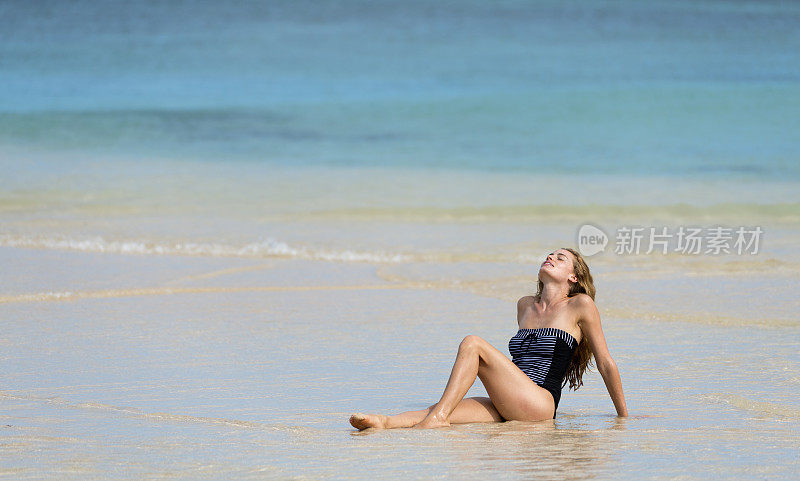 沙滩上的年轻女人