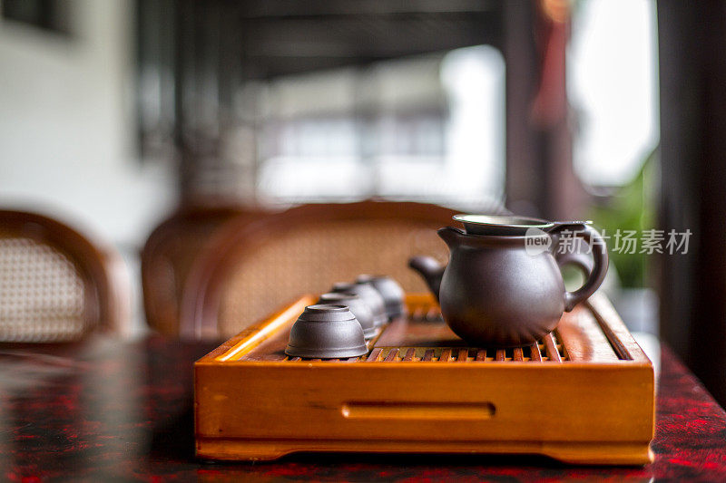 茶馆的桌子上放着茶壶和茶杯