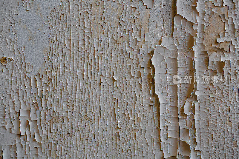 旧灰泥墙上的油漆剥落