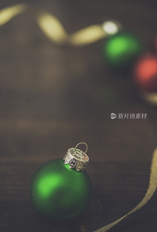 充满活力的圣诞装饰物和金色丝带在乡村木材的背景