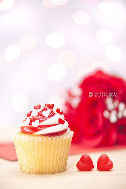 情人节草莓酥饼纸杯蛋糕，卡片和红玫瑰