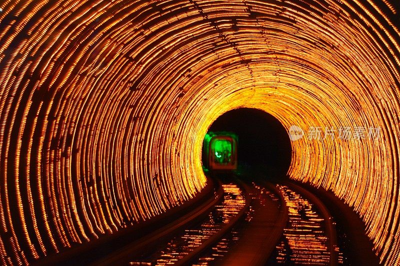 隧道中的抽象迷幻列车