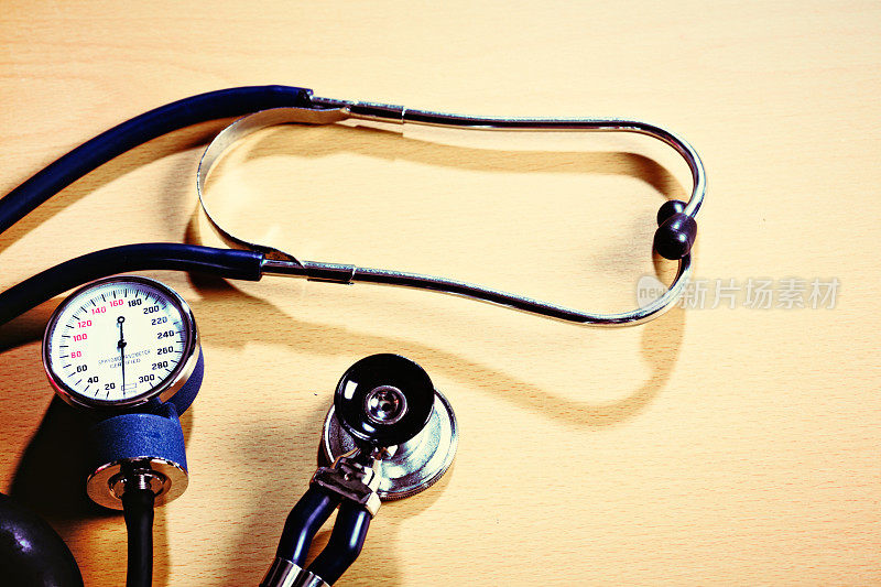 初级健康检查设备:听诊器和血压计