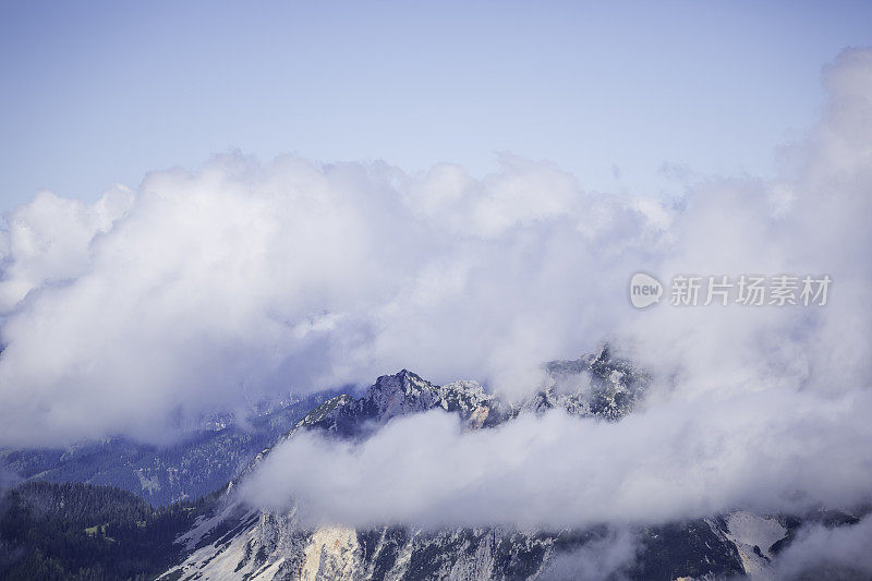 白雪覆盖的阿尔卑斯山