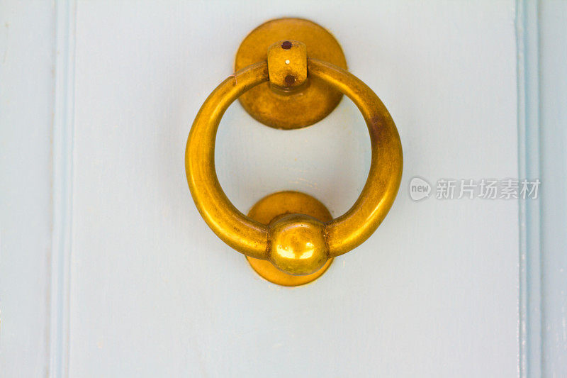 马耳他:白灰门上的黄铜门环(特写)