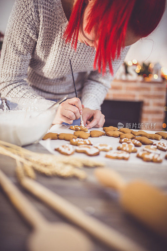 做姜饼和饼干的女人