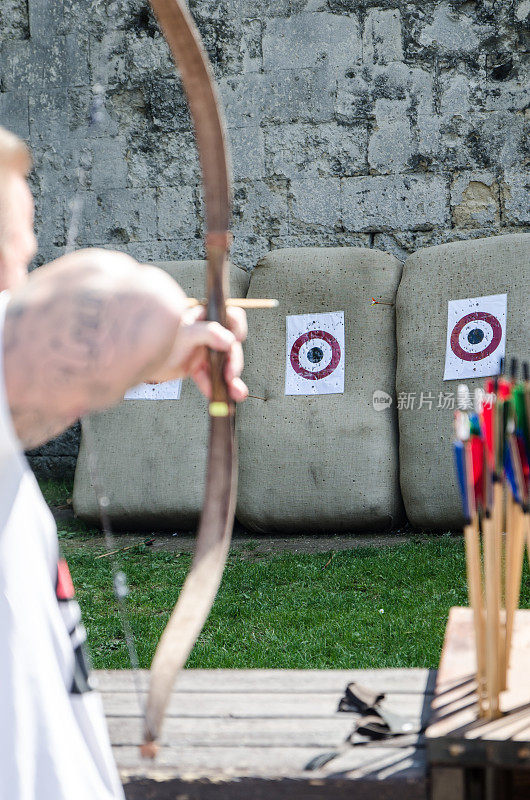 在布达佩斯城堡，一名男子用弓瞄准箭命中目标