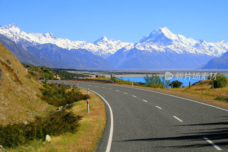 从坎特伯雷路进入雄伟的库克雪山山脉的道路，坎特伯雷，田园诗般的新西兰南部