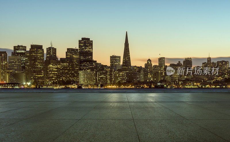 黄昏时旧金山市中心的天际线