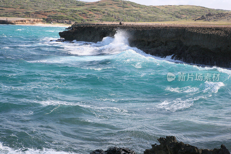 阿鲁巴岛的海浪拍打着岩石