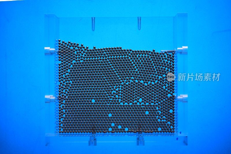 具有有序和无序结构的金属球容器