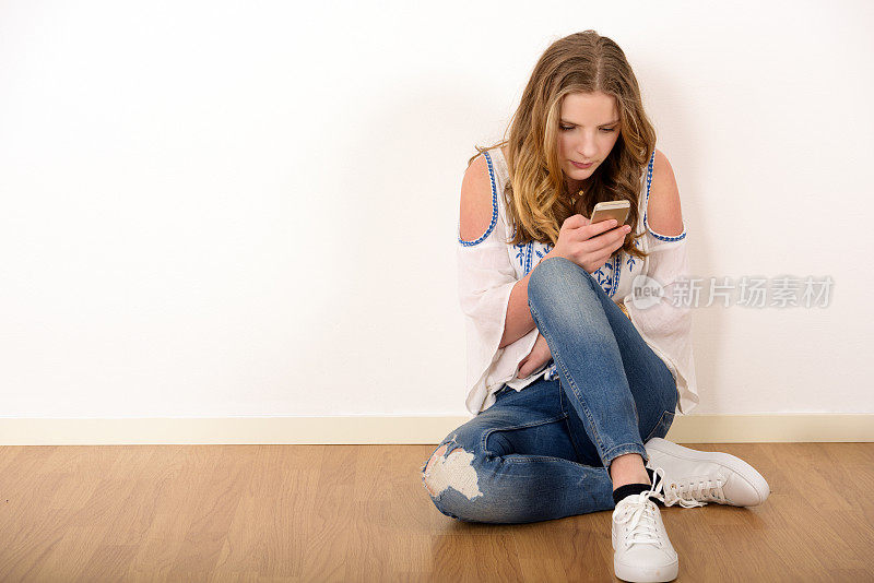14岁少女和手机