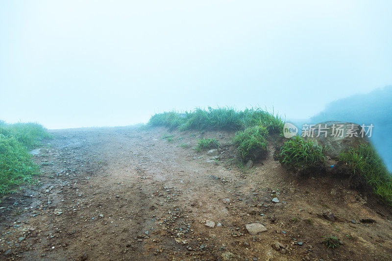 雾天的草地在山顶上