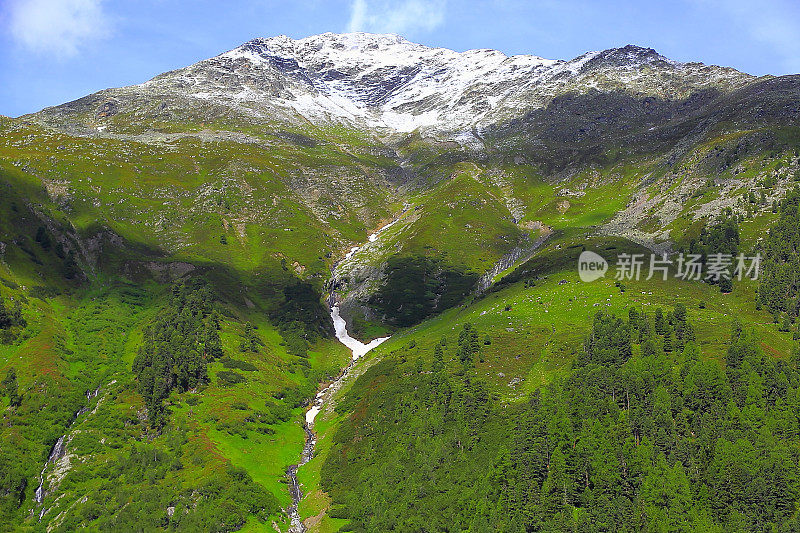 雄伟的Kaunertal南蒂罗尔雪峰山脉全景和田园诗般的Otztal泰罗尔山谷从上面，奥地利