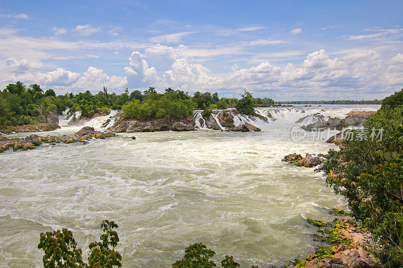 湍急的水流从孔帕丰瀑布倾泻而下，老挝