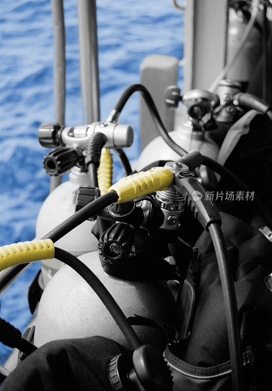 在海上的潜水船上准备的潜水罐