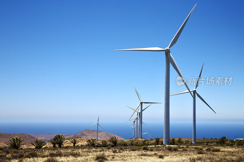 非洲的风力涡轮机和天空