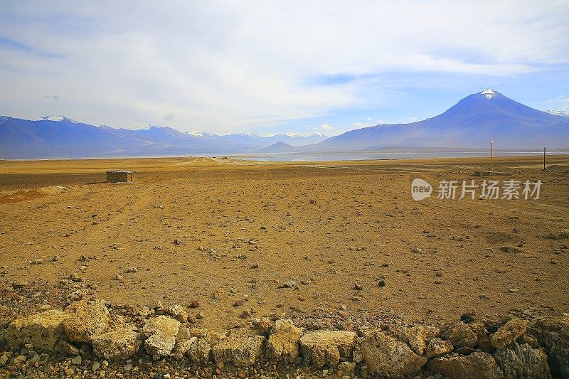 玻利维亚安第斯高原在日出和火山附近的乌尤尼，田诗式的阿塔卡马沙漠，积雪覆盖的火山草原puna景观全景-波托西地区，玻利维亚安第斯，智利，Bolívia和阿根廷边境