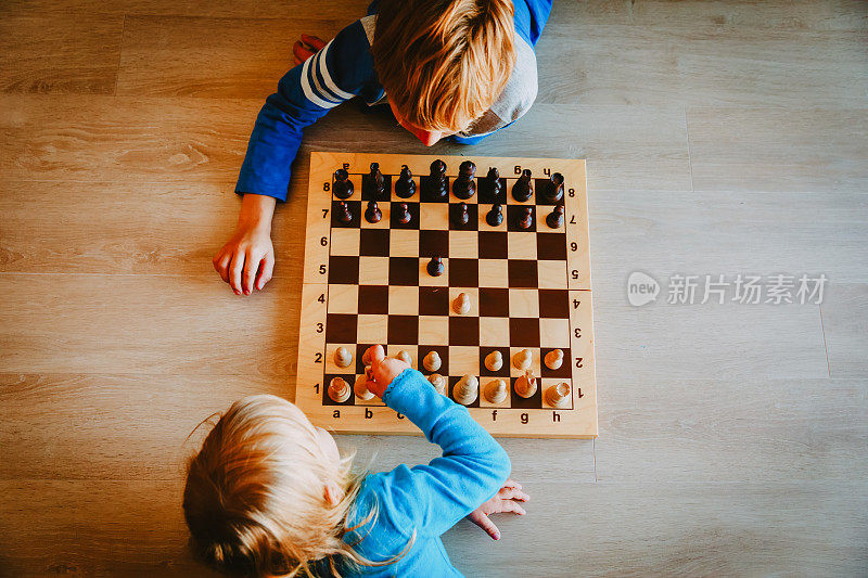小男孩和小女孩下棋