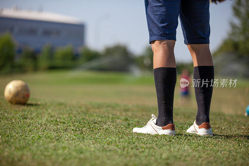 男足球高尔夫球员的腿在黑袜子