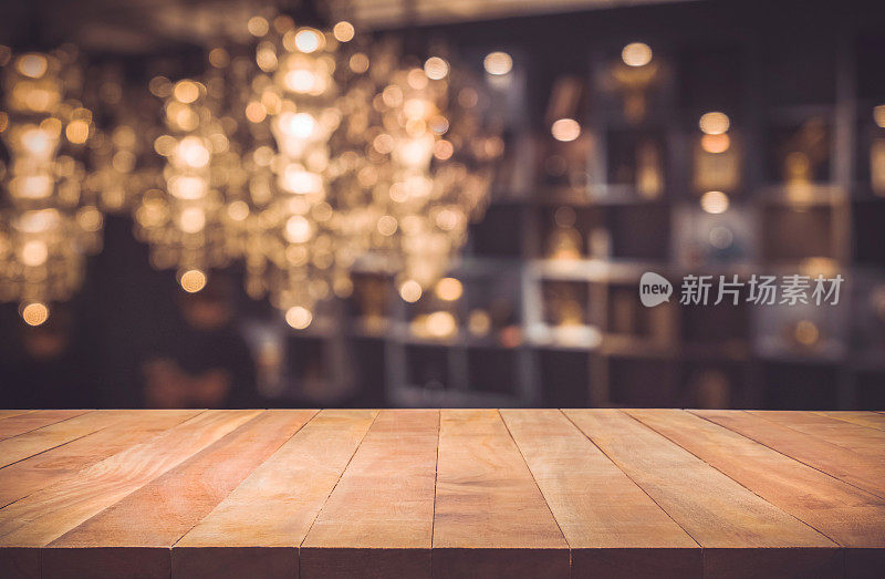 木桌子上模糊的咖啡馆(餐厅)背景