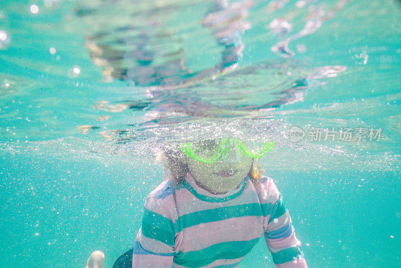 水下夏天游泳