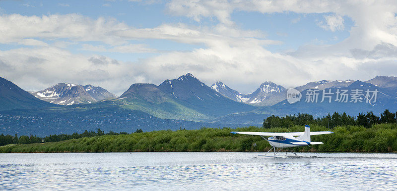 漂浮飞机出租车起飞在阿拉斯加的机场湖