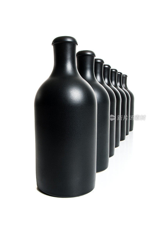 几套哑光黑色瓶子上的白色背景。