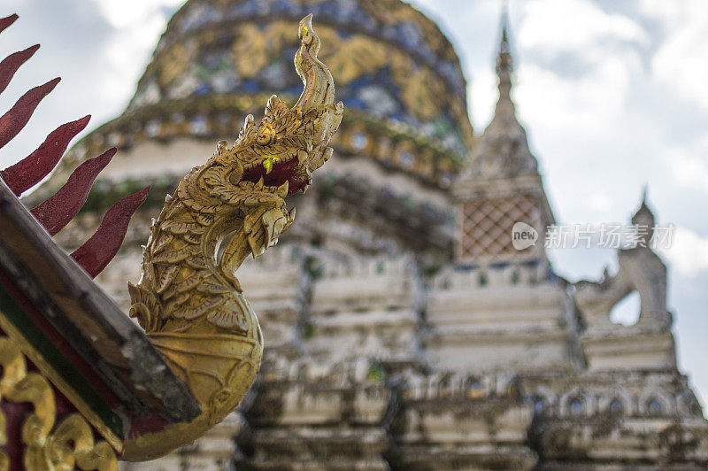 泰国曼谷，一座有着金龙雕像的佛教寺庙。