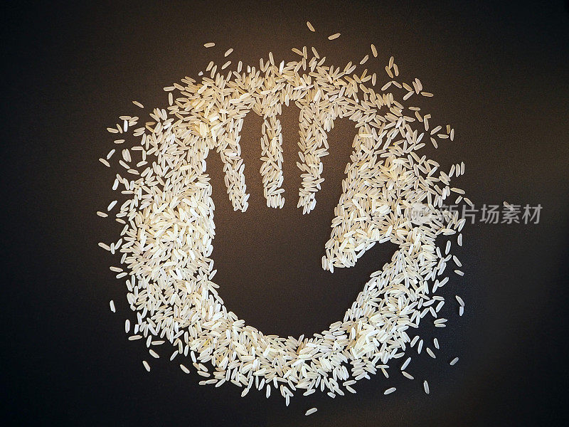 大米，棕榈树，援助之手，人道主义援助。水稻孤立在黑色背景上