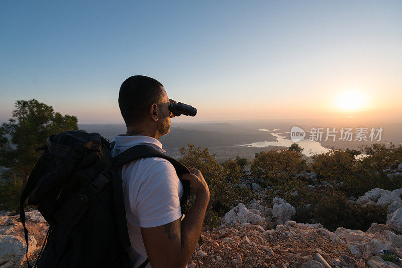 登山者从山顶欣赏风景