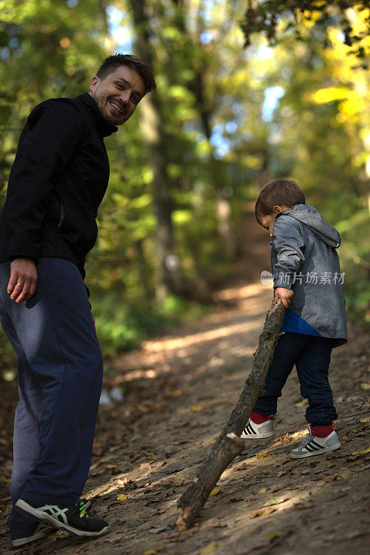 爸爸和儿子在森林里玩
