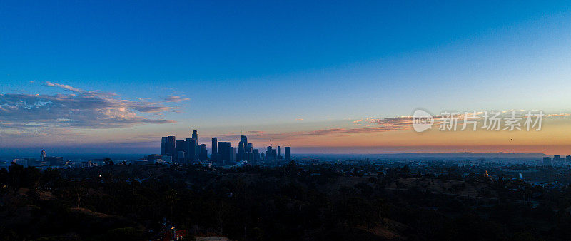 日落时分的洛杉矶市中心天际线全景