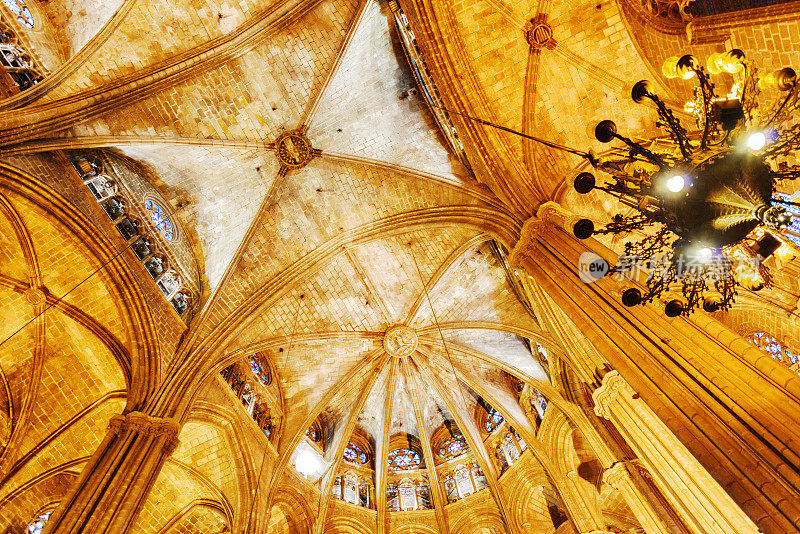 西班牙巴塞罗那大教堂内部哥特式拱门