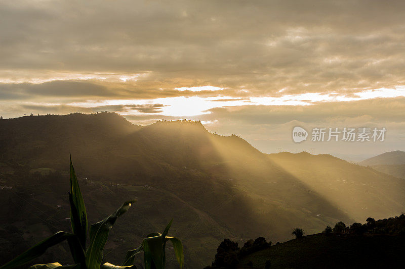 安第斯山脉的单色日出