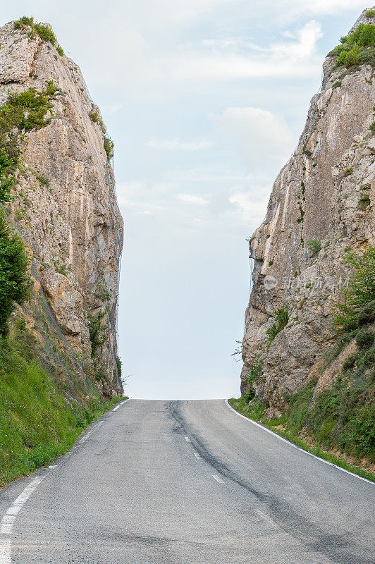 孤独的乡村公路穿越峡谷