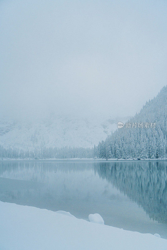 冬季布雷斯湖的风景