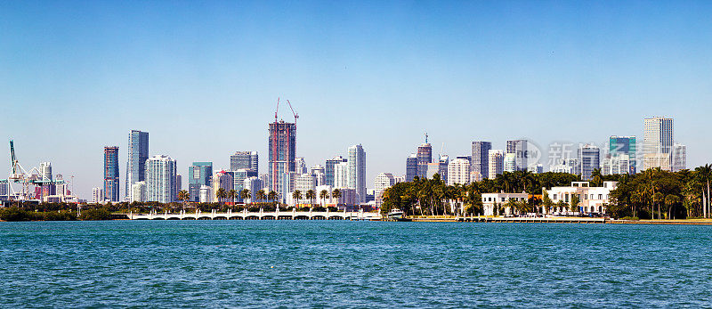 迈阿密市中心天际线之间的水和天空全景